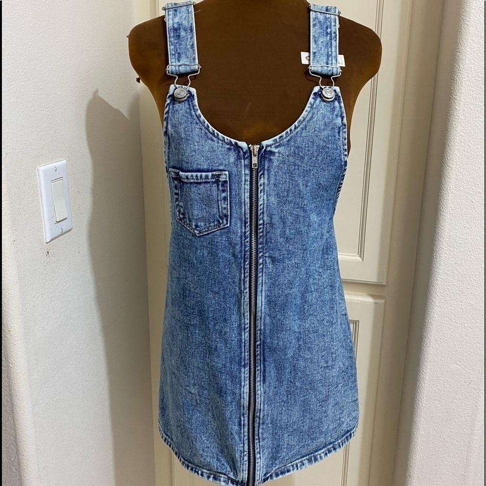 PacSun Denim Acid Wash Zip Front Overall Dress
Size Small EUC